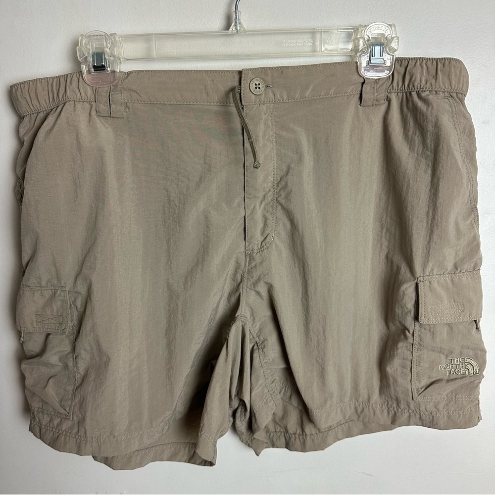 The North Face Women’s Chino Cargo Shorts Women's Size XL tan pockets hiking